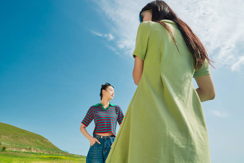 夏日湖边彩色公路上的亚洲少女图片