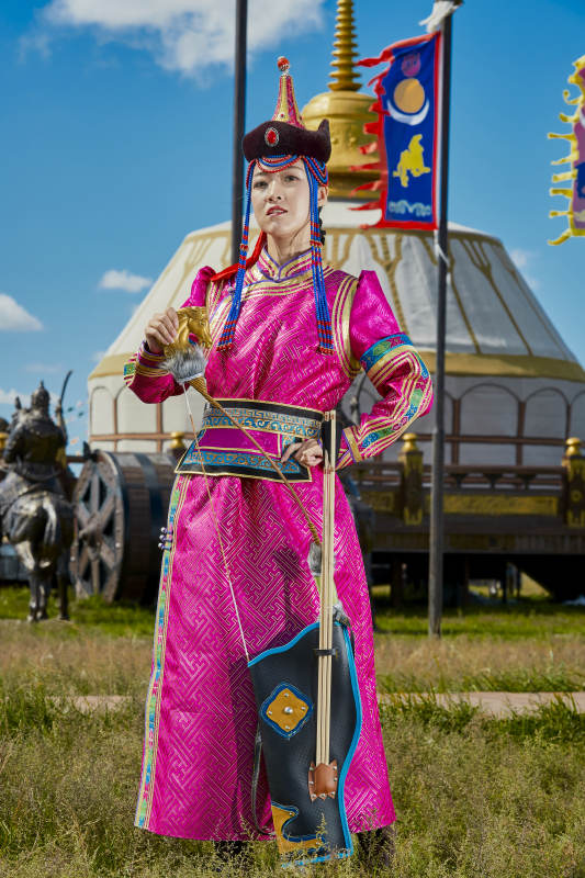 蒙古包前身穿蒙古族饰手持弓箭的蒙族少女图片