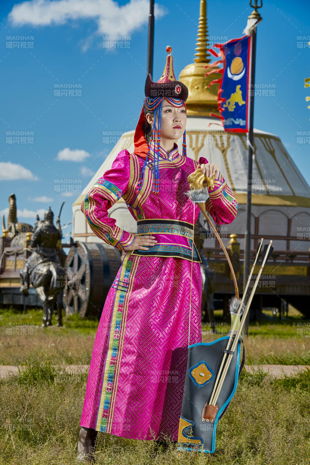 蒙古包前身穿蒙古族饰手持弓箭的蒙族少女图片