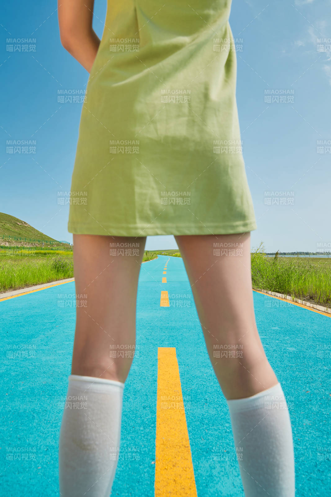 夏日湖边彩色公路上的亚洲少女图片