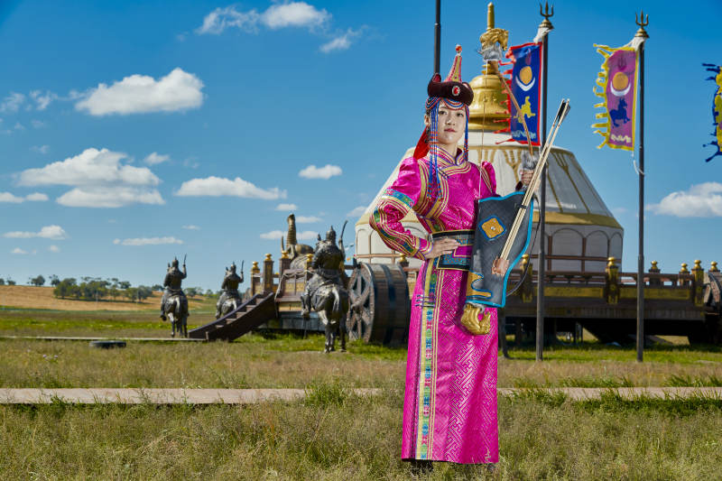 蒙古包前身穿蒙古族饰手持弓箭的蒙族少女图片