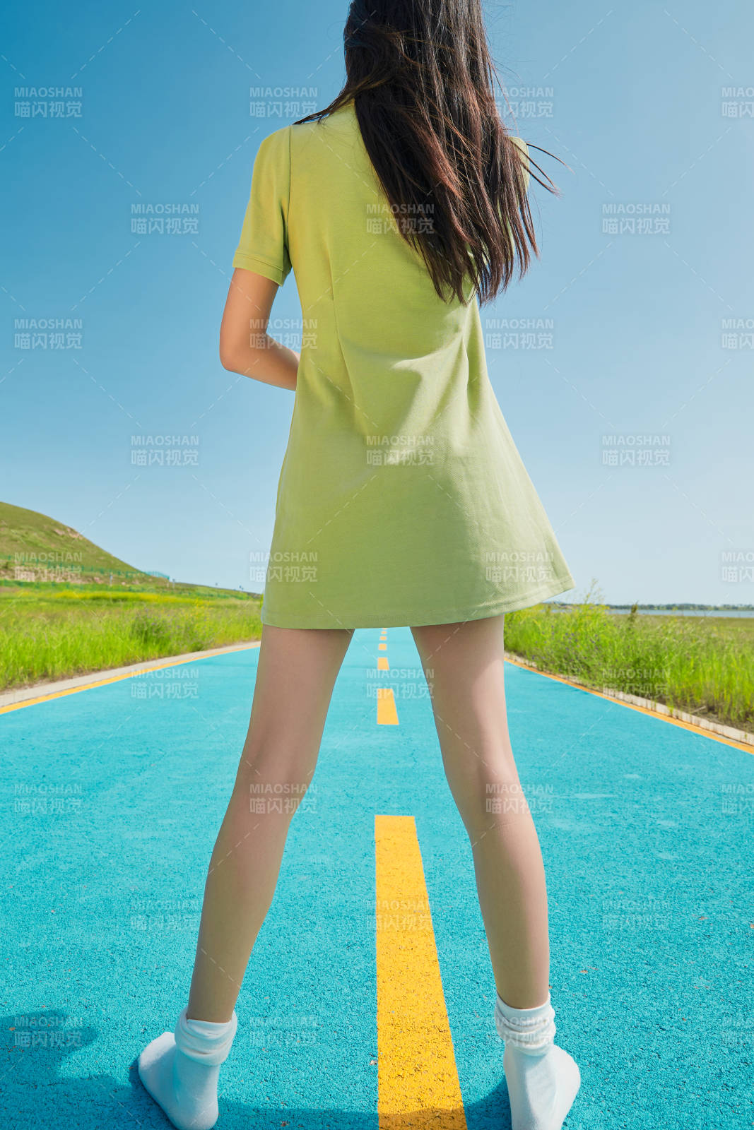 夏日湖边彩色公路上的亚洲少女图片