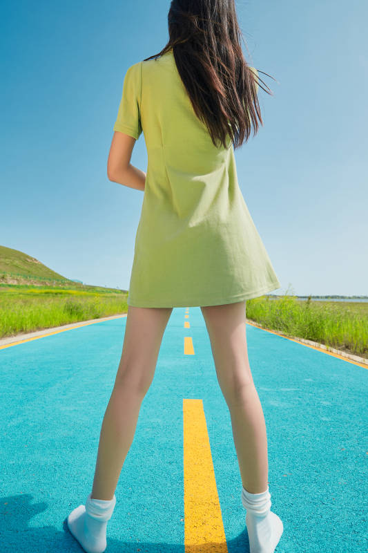 夏日湖边彩色公路上的亚洲少女图片