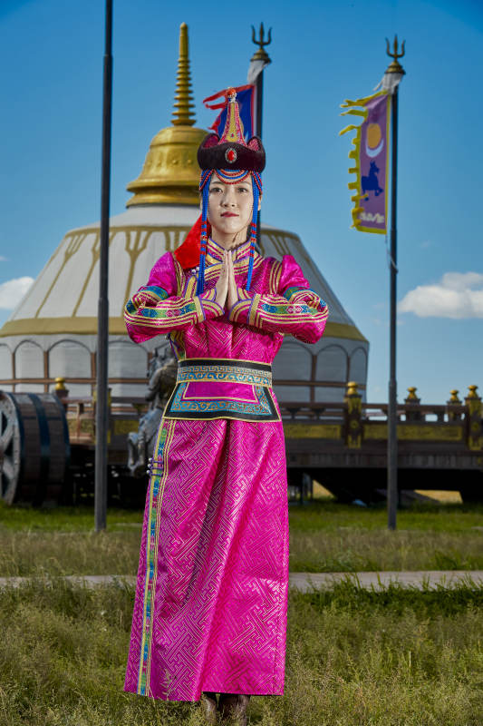 草原上身穿豪华蒙古族服饰的蒙族少女图片