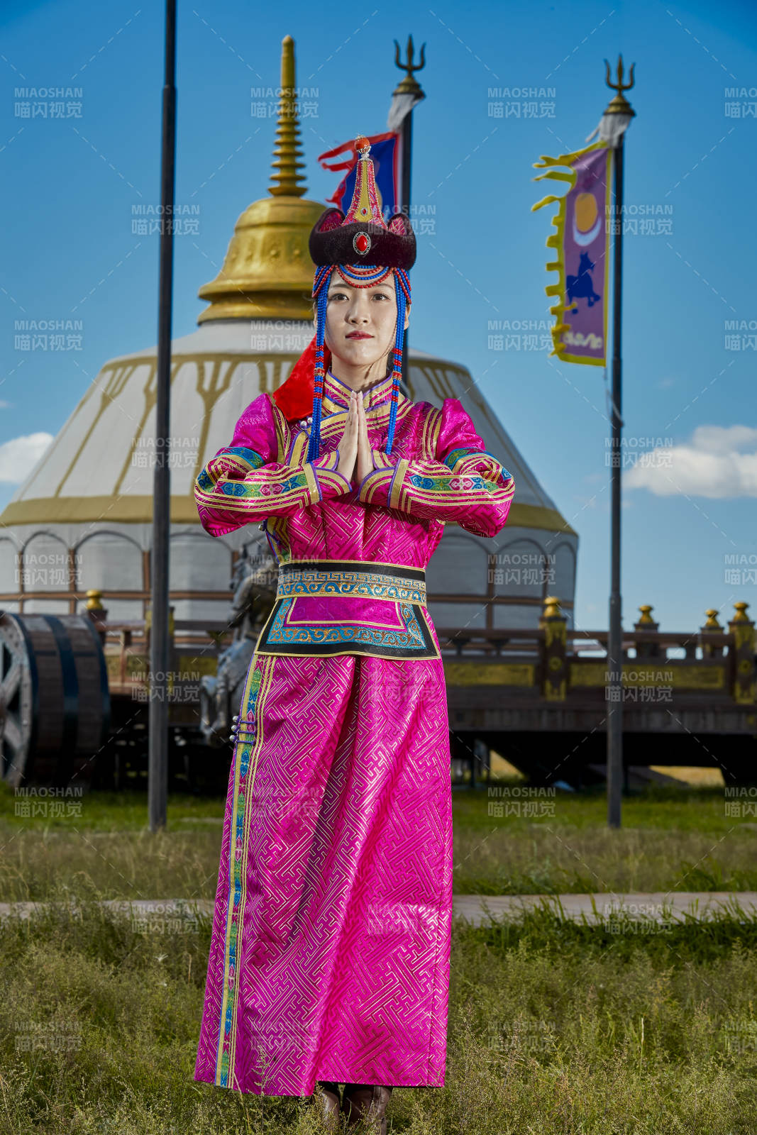 草原上身穿豪华蒙古族服饰的蒙族少女图片