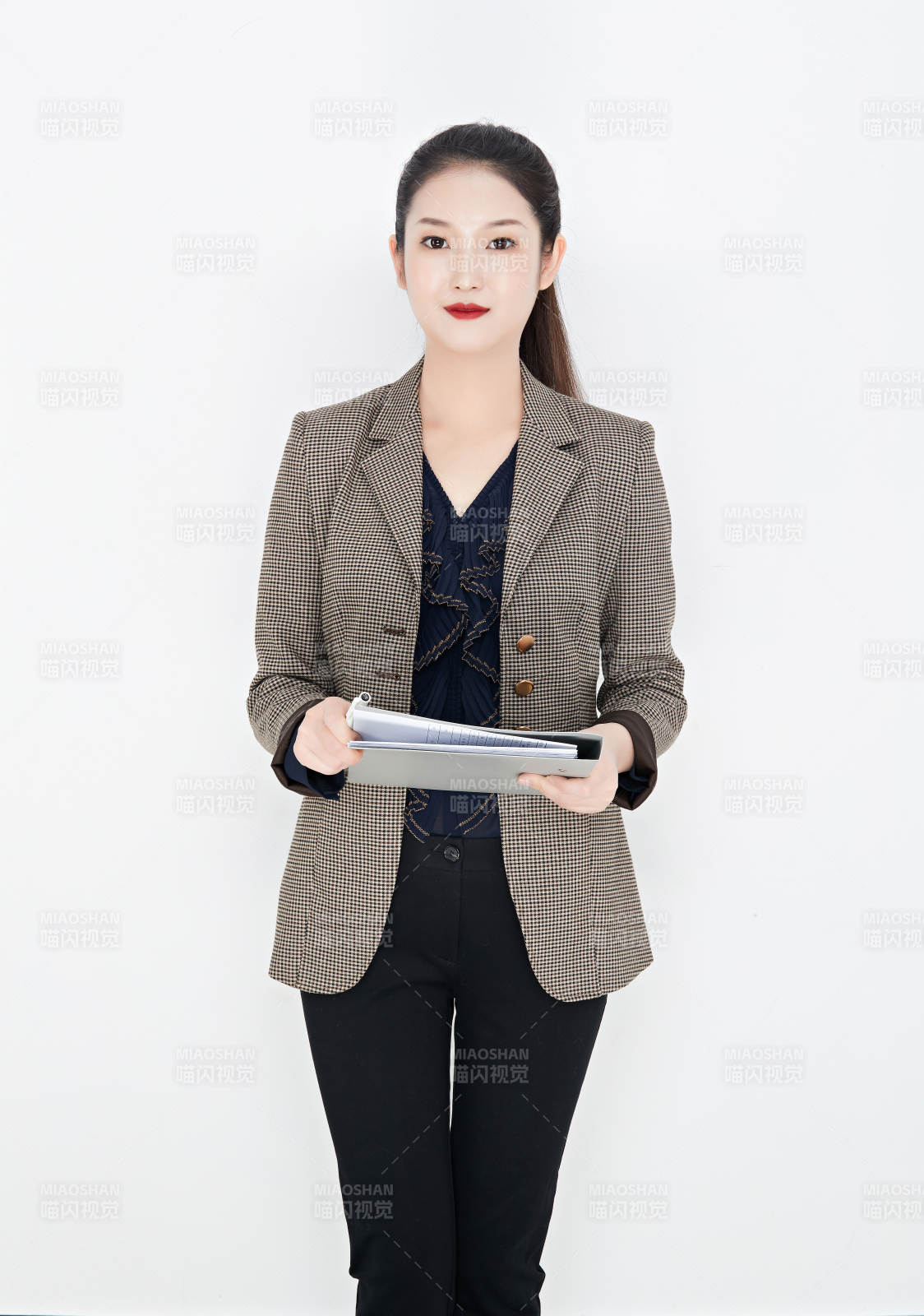 白色背景下的美丽商务女性肖像图片