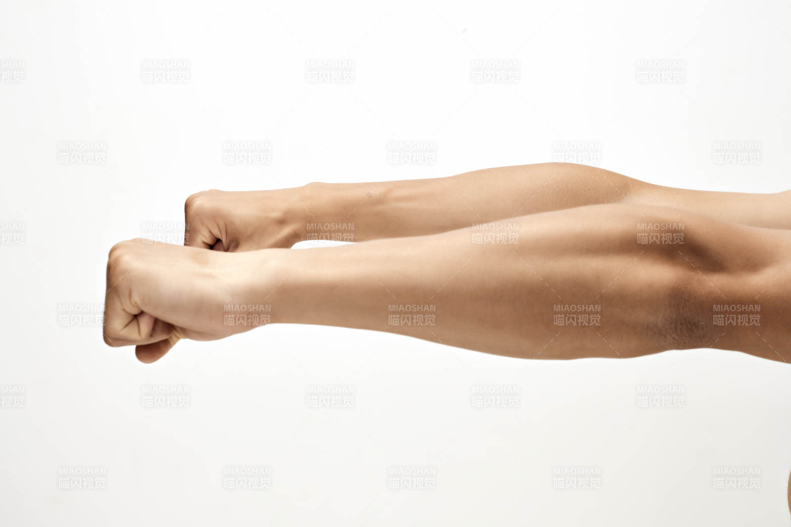 白色背景下的伸展手臂肌肉特写图片