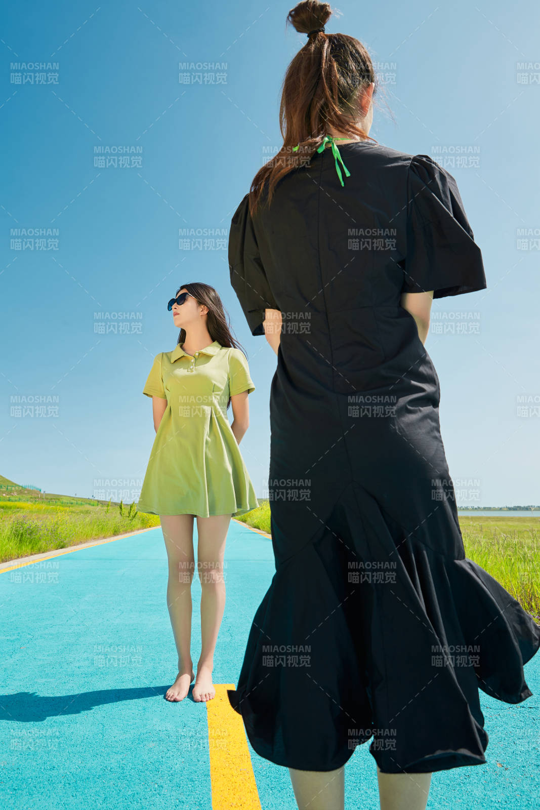 夏日湖边彩色公路上的亚洲少女图片