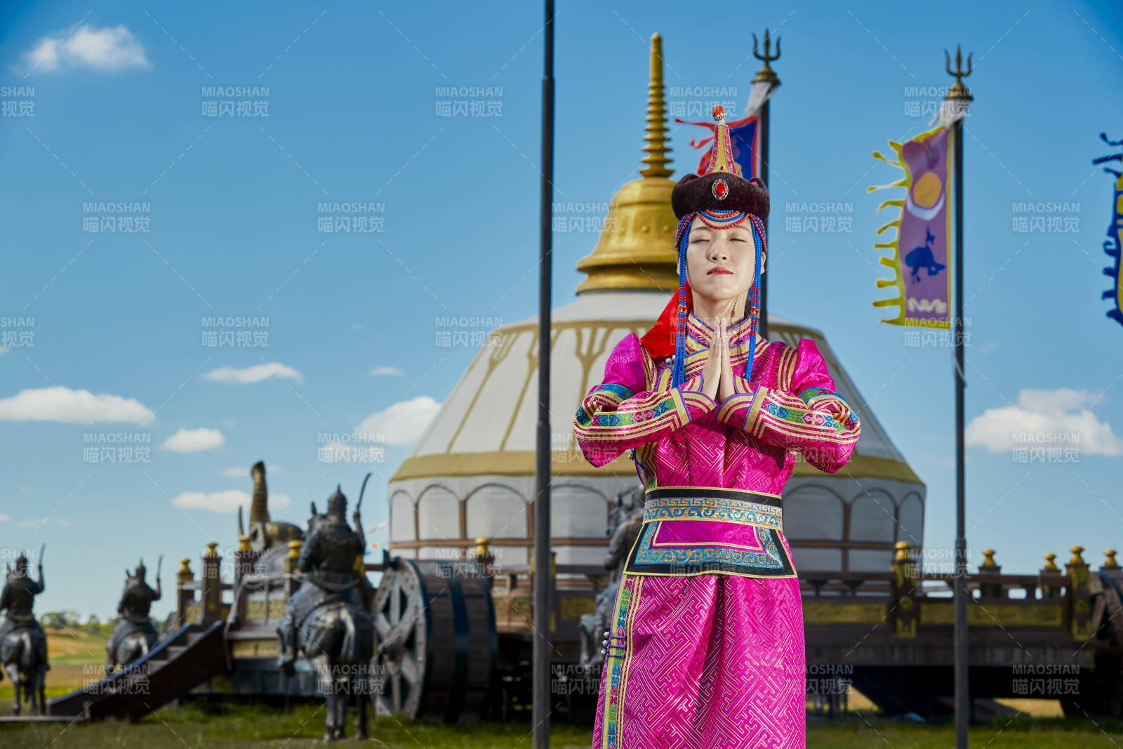 草原上身穿豪华蒙古族服饰的蒙族少女图片