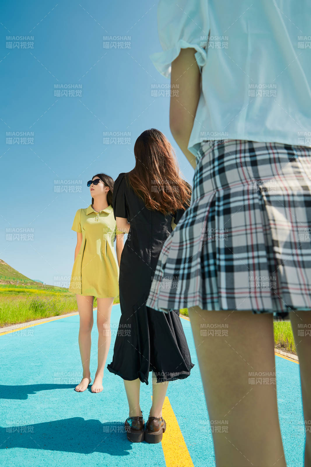 夏日湖边彩色公路上的亚洲少女图片