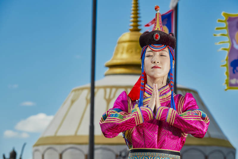 草原上身穿豪华蒙古族服饰的蒙族少女图片