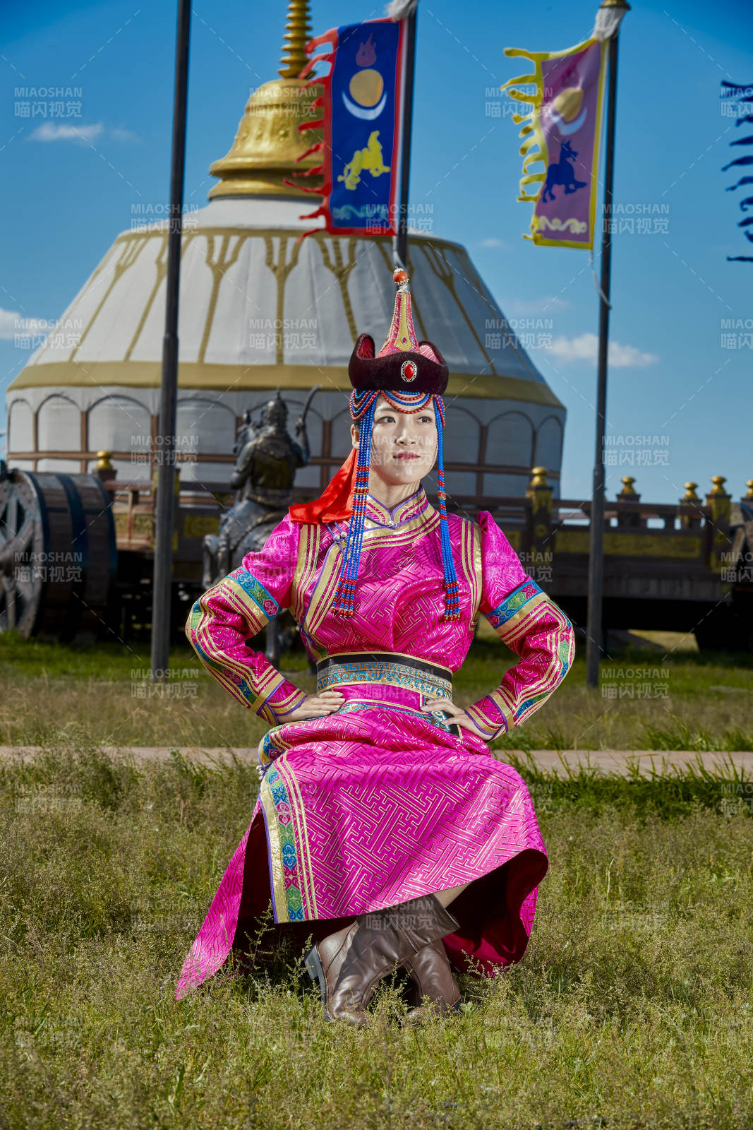 草原上身穿豪华蒙古族服饰的蒙族少女图片