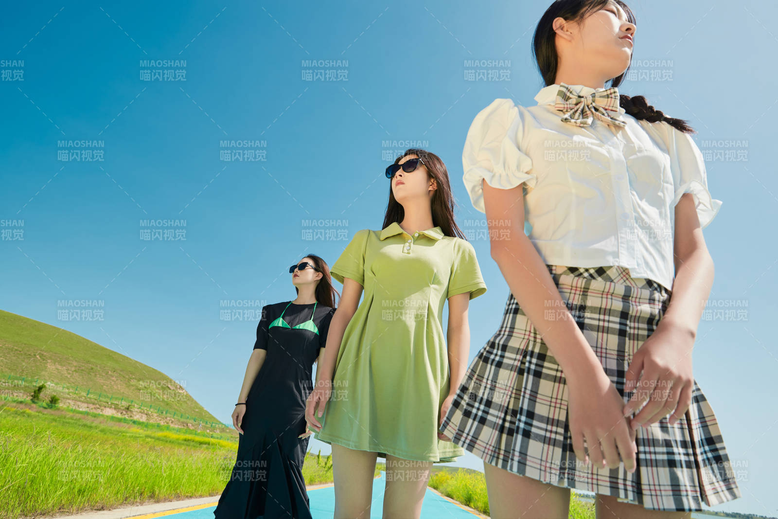 夏日湖边彩色公路上的亚洲少女图片