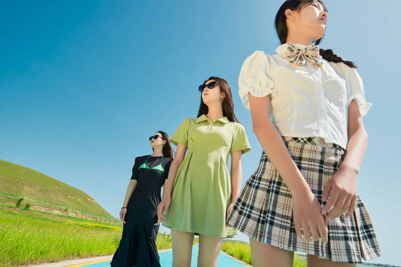 夏日湖边彩色公路上的亚洲少女图片