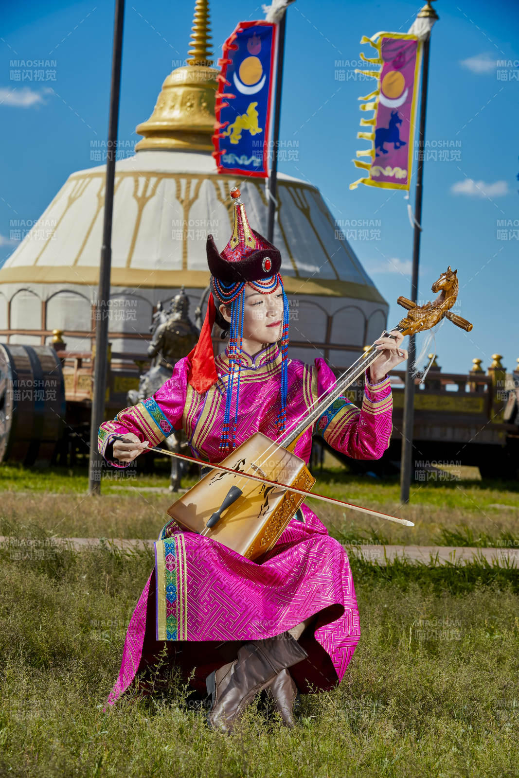 蒙古包前穿蒙古族服饰拉马头琴的蒙族女乐手图片