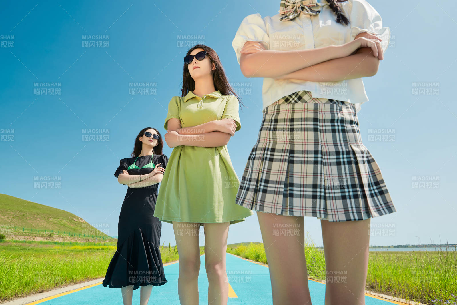 夏日湖边彩色公路上的亚洲少女图片