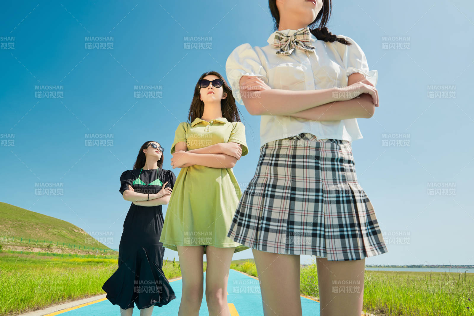 夏日湖边彩色公路上的亚洲少女图片