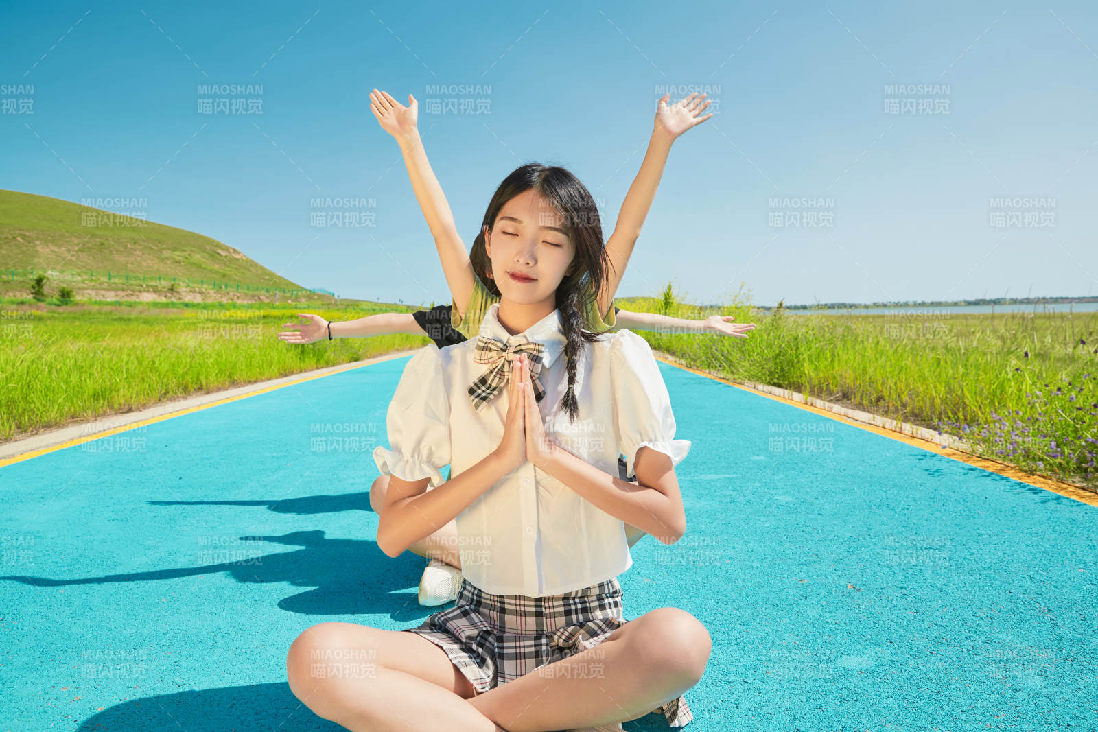 夏日湖边彩色公路上的亚洲少女图片