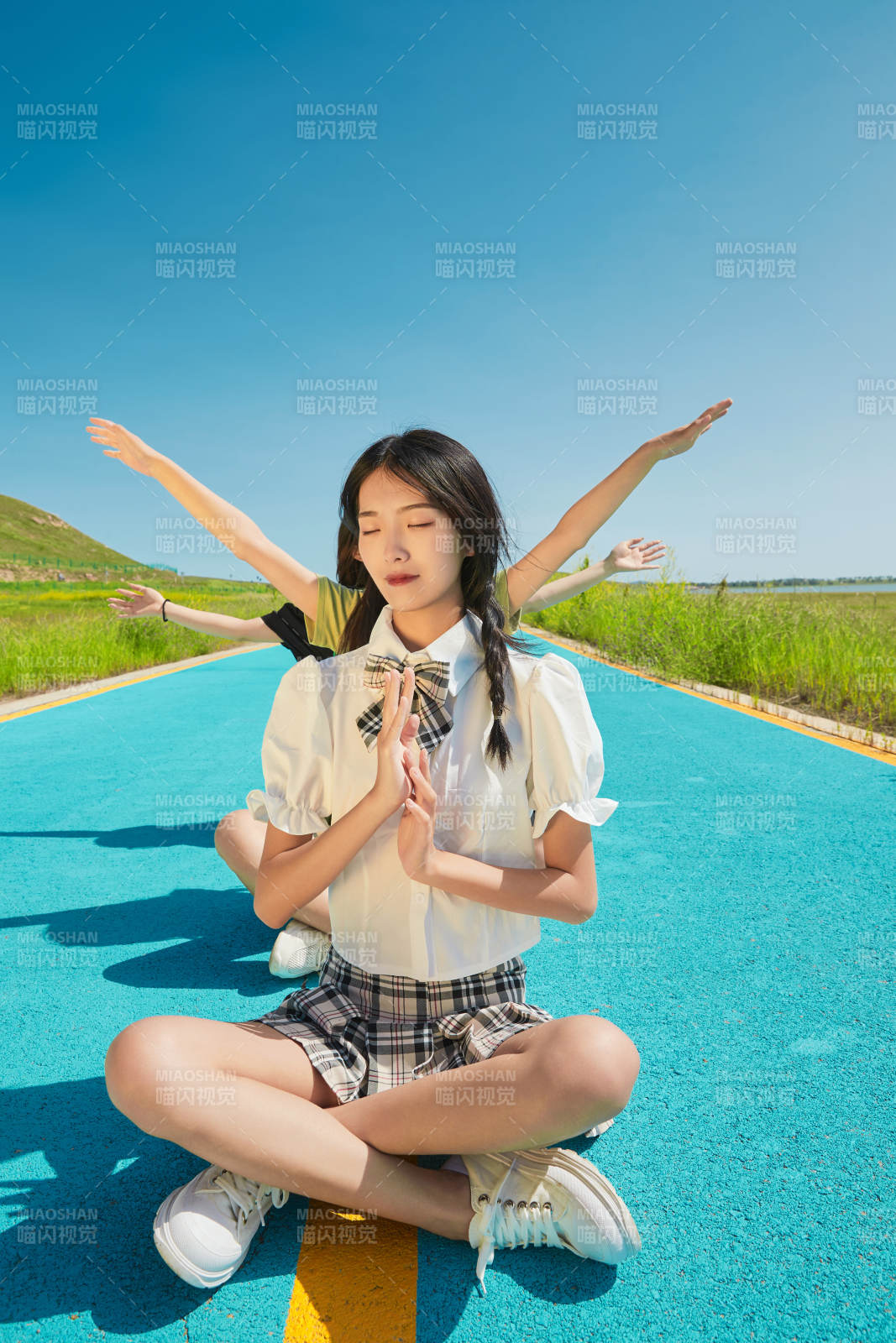 夏日湖边彩色公路上的亚洲少女图片