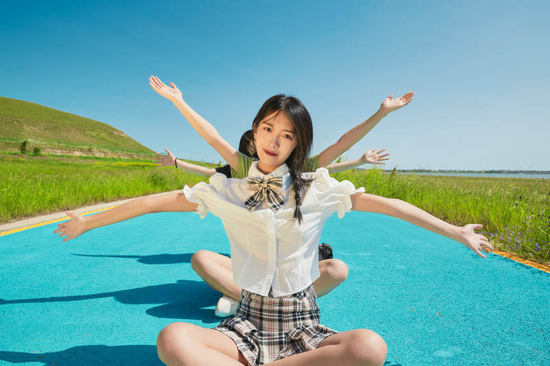 夏日湖边彩色公路上的亚洲少女图片