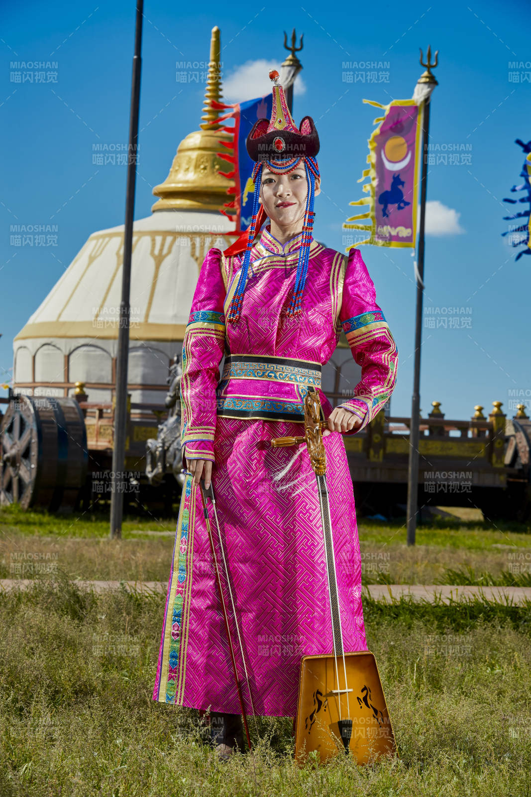 蒙古包前穿蒙古族服饰拉马头琴的蒙族女乐手图片