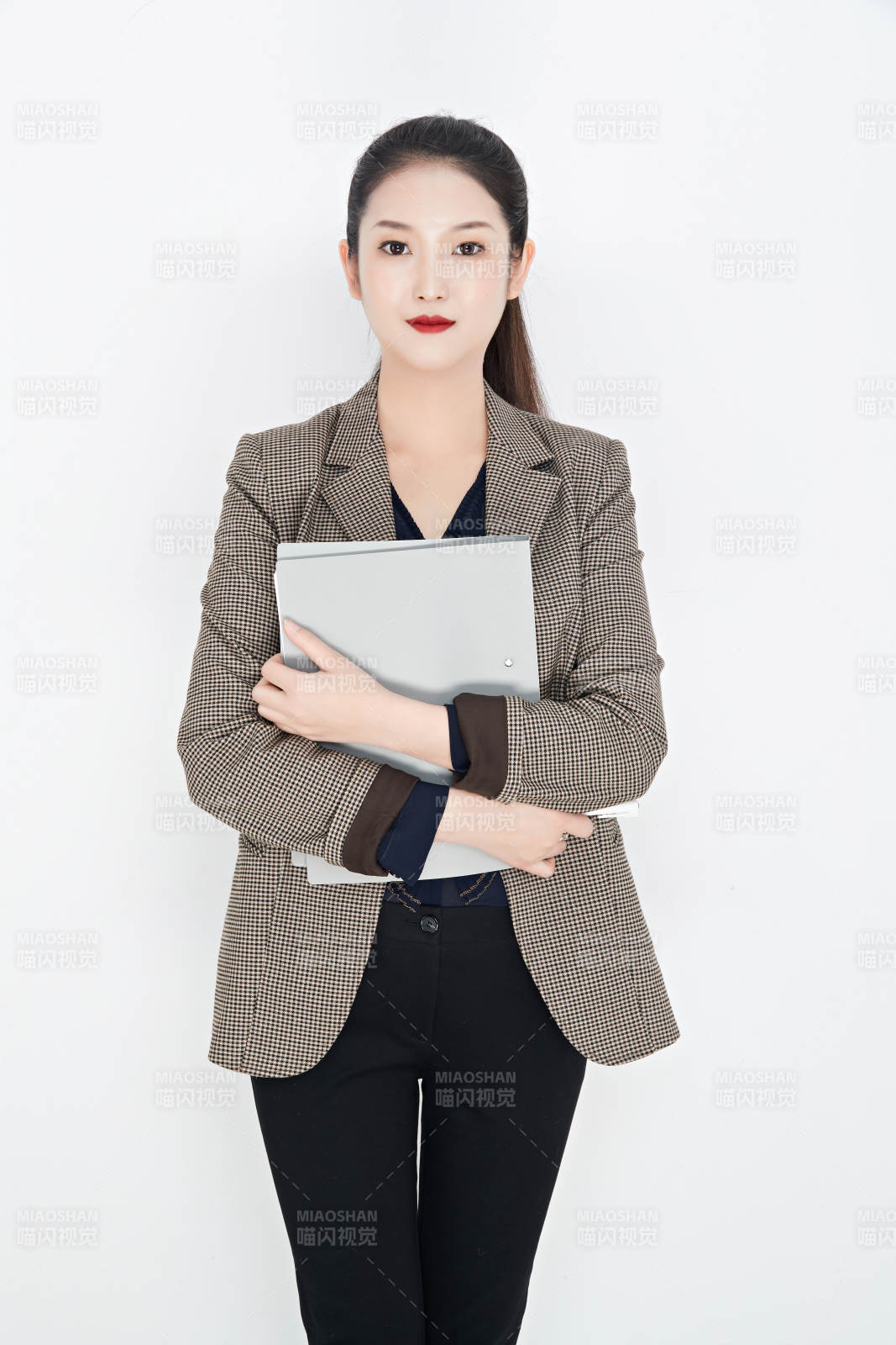 白色背景下的美丽商务女性肖像图片