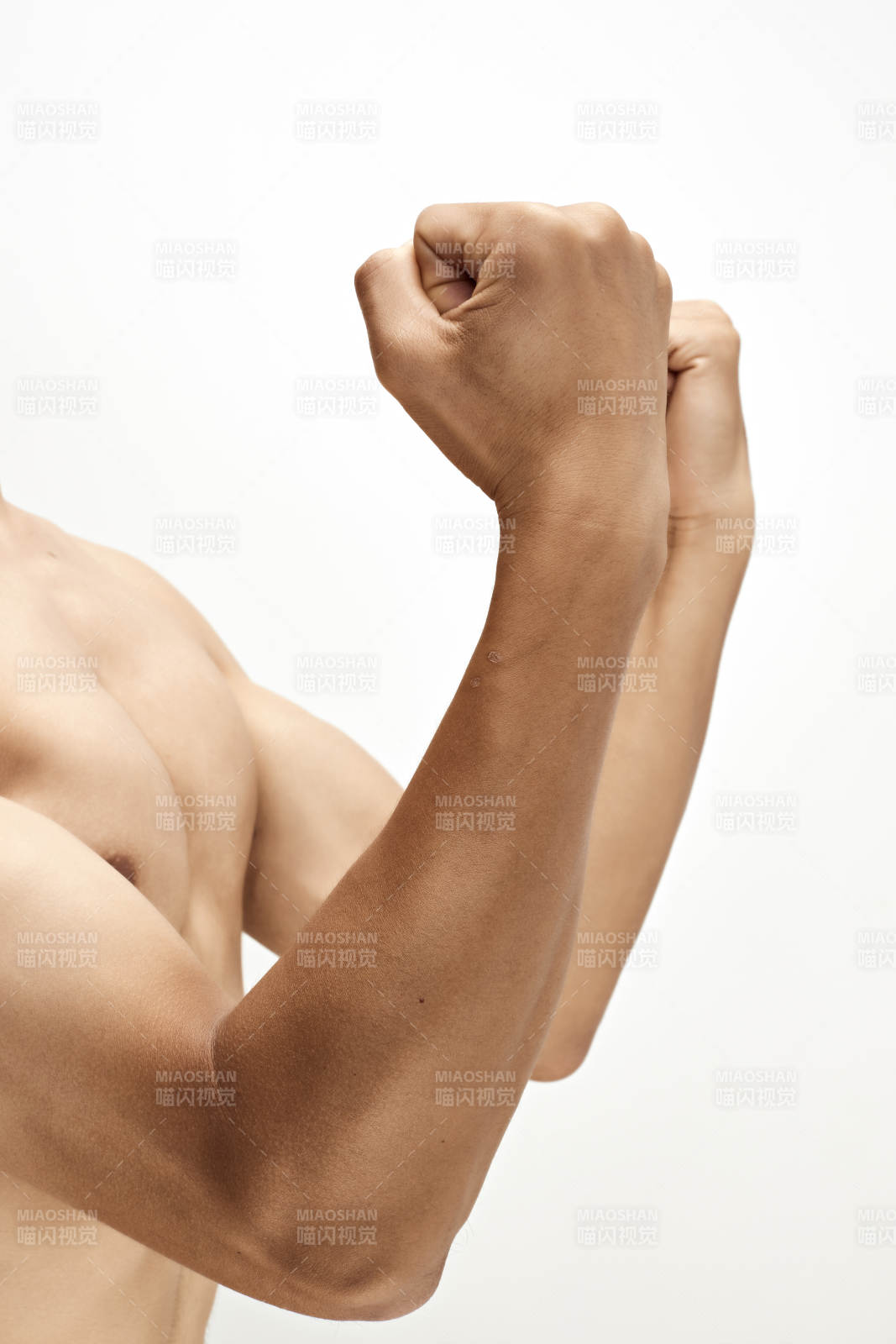 白色背景下展示肱二头肌的亚洲健身男性图片