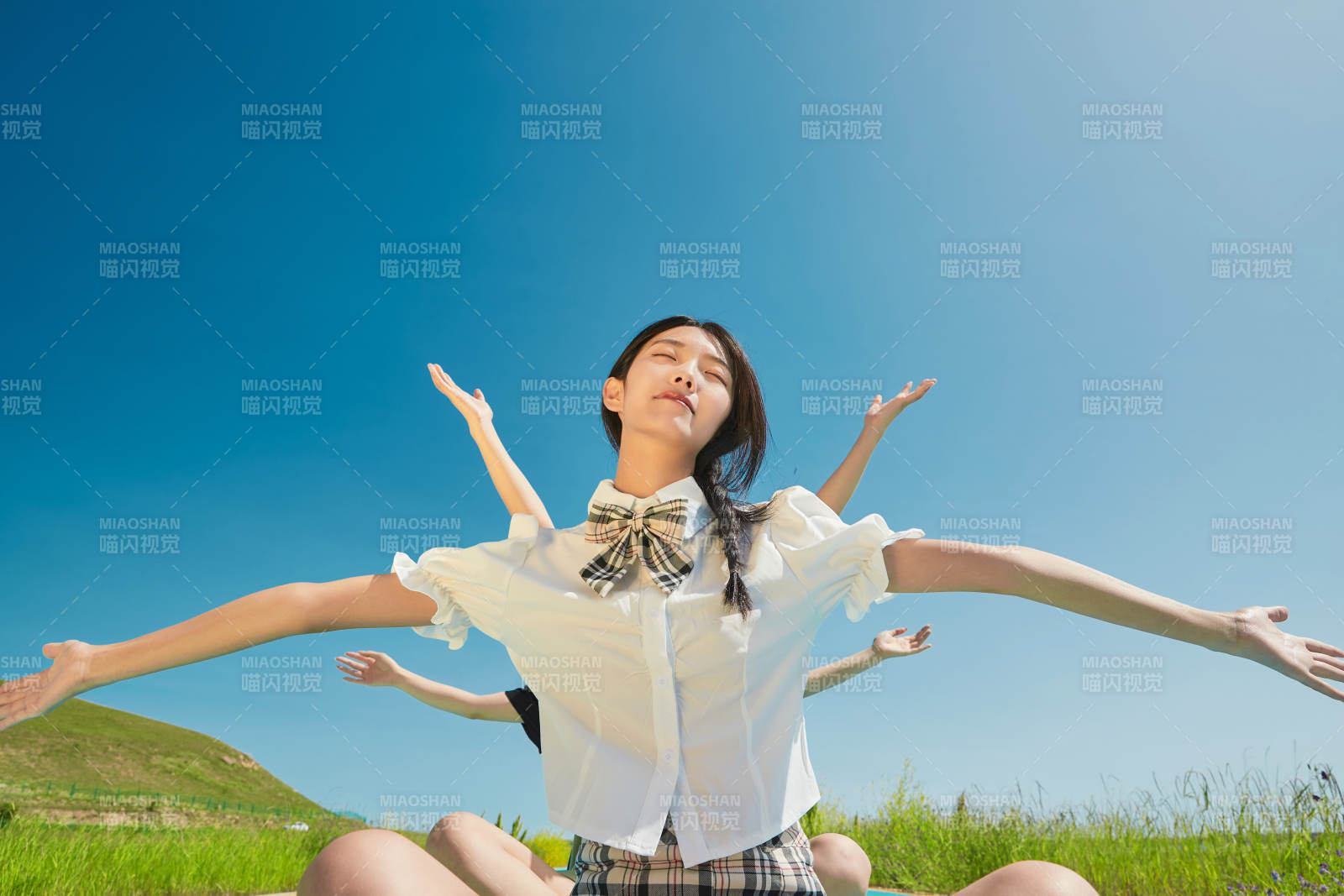 夏日湖边彩色公路上的亚洲少女图片