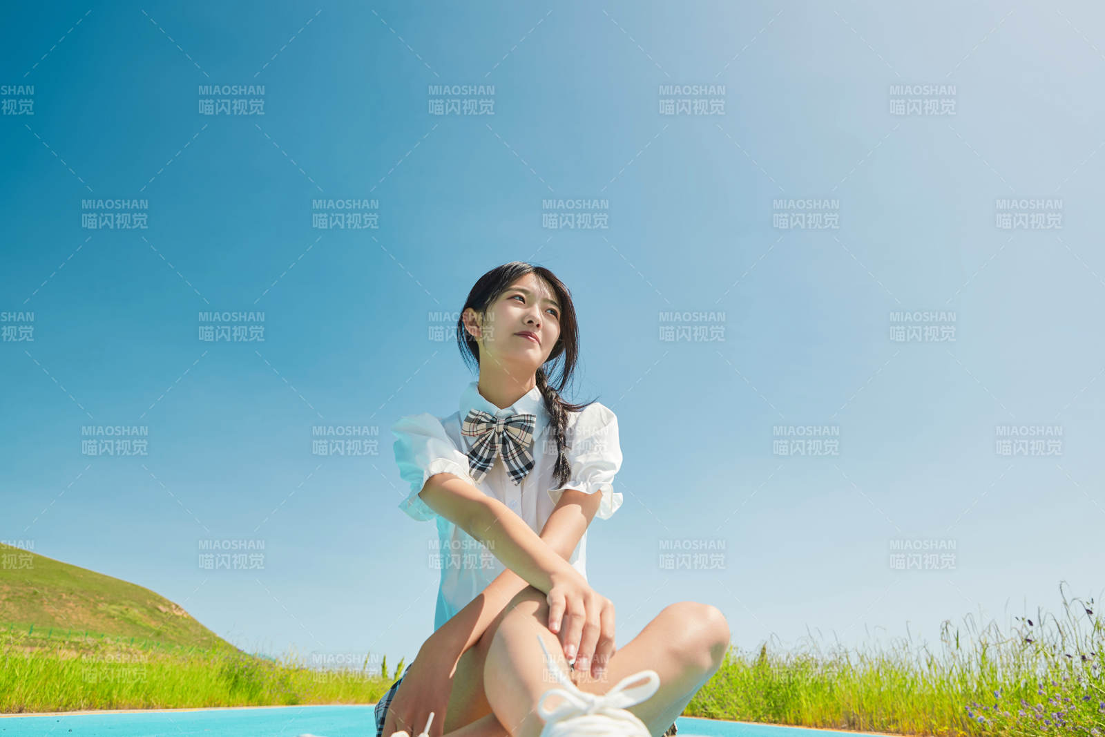 夏日湖边彩色公路上的亚洲少女图片