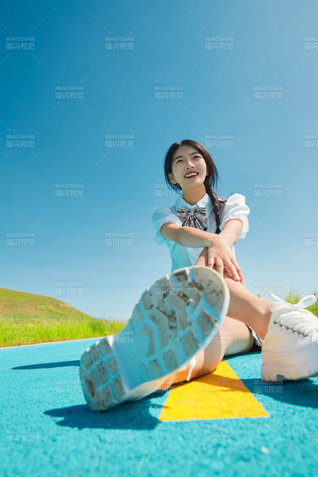 夏日湖边彩色公路上的亚洲少女图片