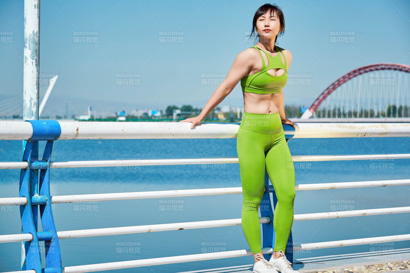 户外河畔公园做拉伸有氧运动的亚洲女性图片