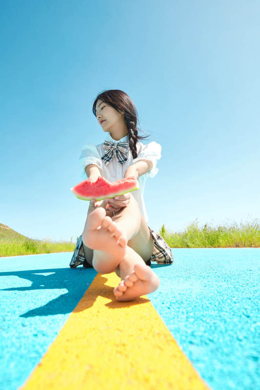 夏日户外湖边彩色公路上玩耍吃西瓜的少女图片