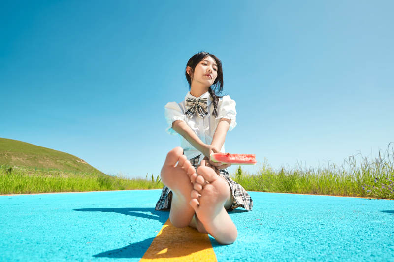 夏日户外湖边彩色公路上玩耍吃西瓜的少女图片