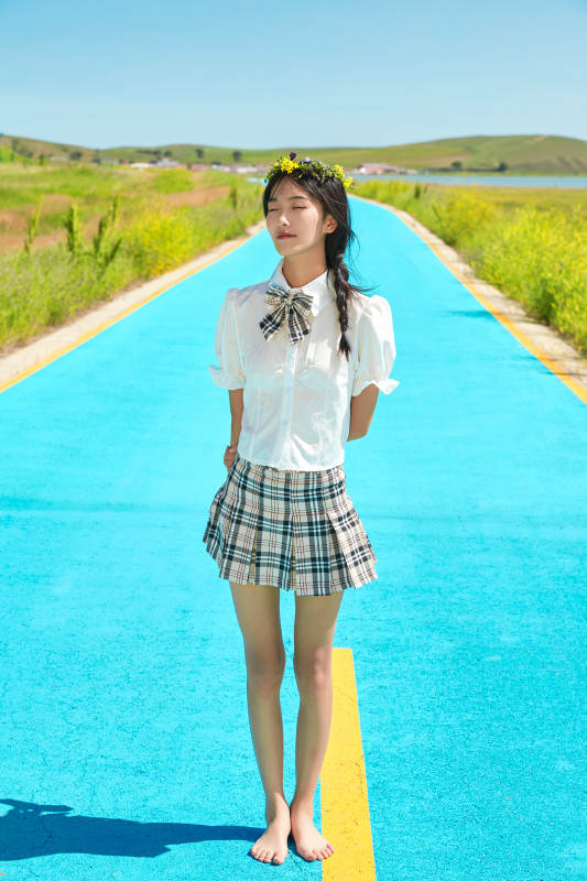 夏日户外湖边彩色公路上玩耍吃西瓜的少女图片