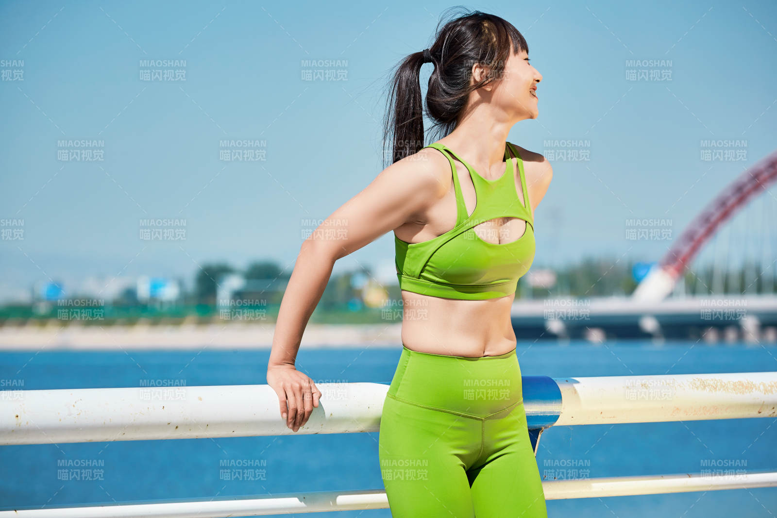 户外河畔公园做拉伸有氧运动的亚洲女性图片