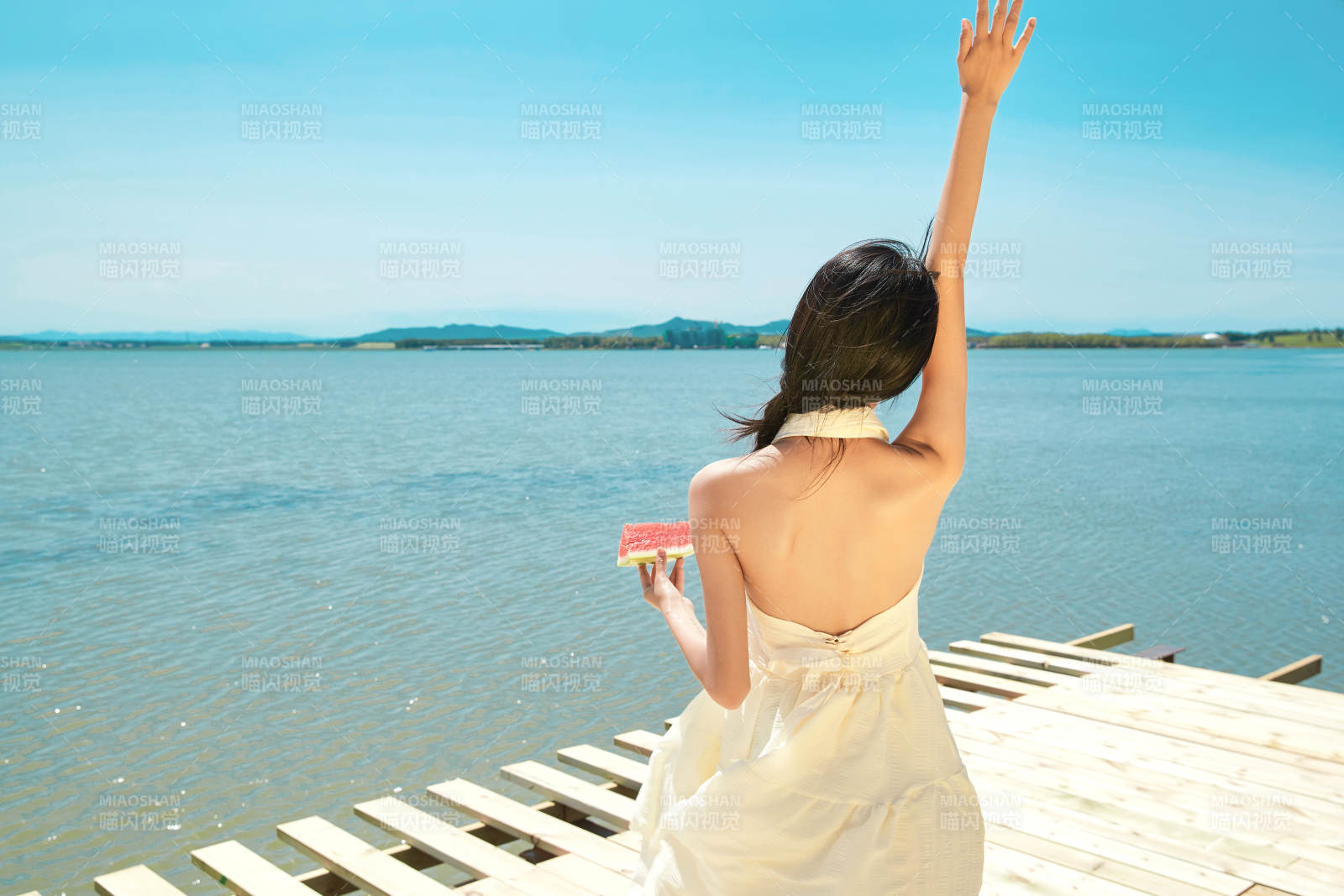 夏日户外湖边彩色公路上玩耍吃西瓜的少女图片