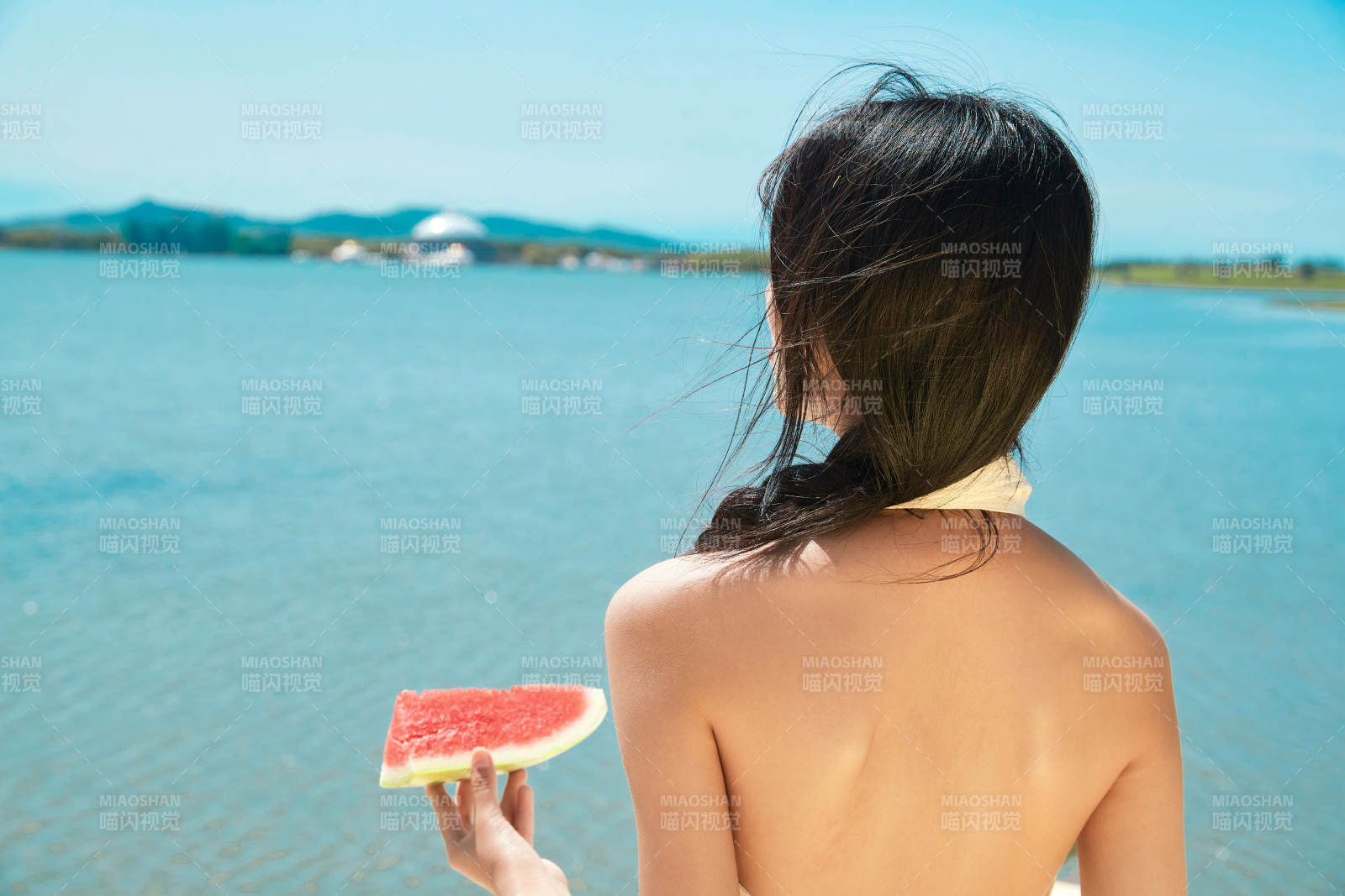 夏日户外湖边彩色公路上玩耍吃西瓜的少女图片