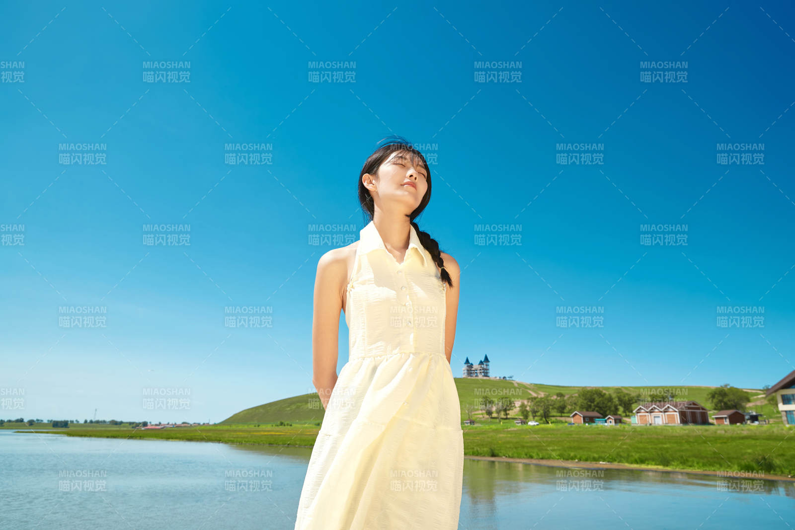 夏日户外湖边彩色公路上玩耍吃西瓜的少女图片