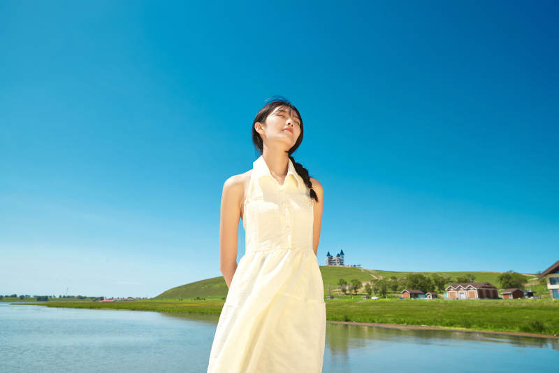 夏日户外湖边彩色公路上玩耍吃西瓜的少女图片