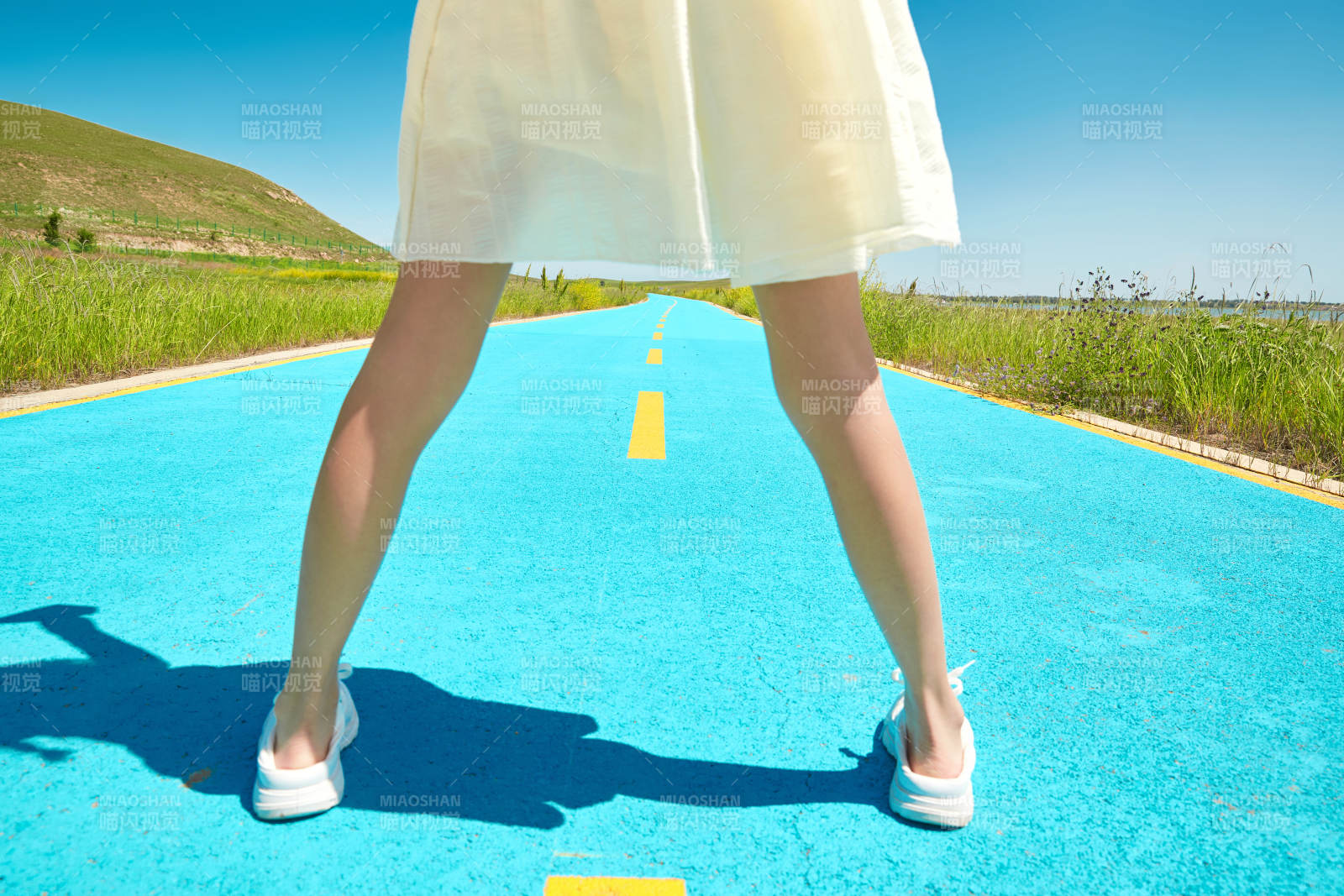 夏日户外湖边彩色公路上玩耍吃西瓜的少女图片