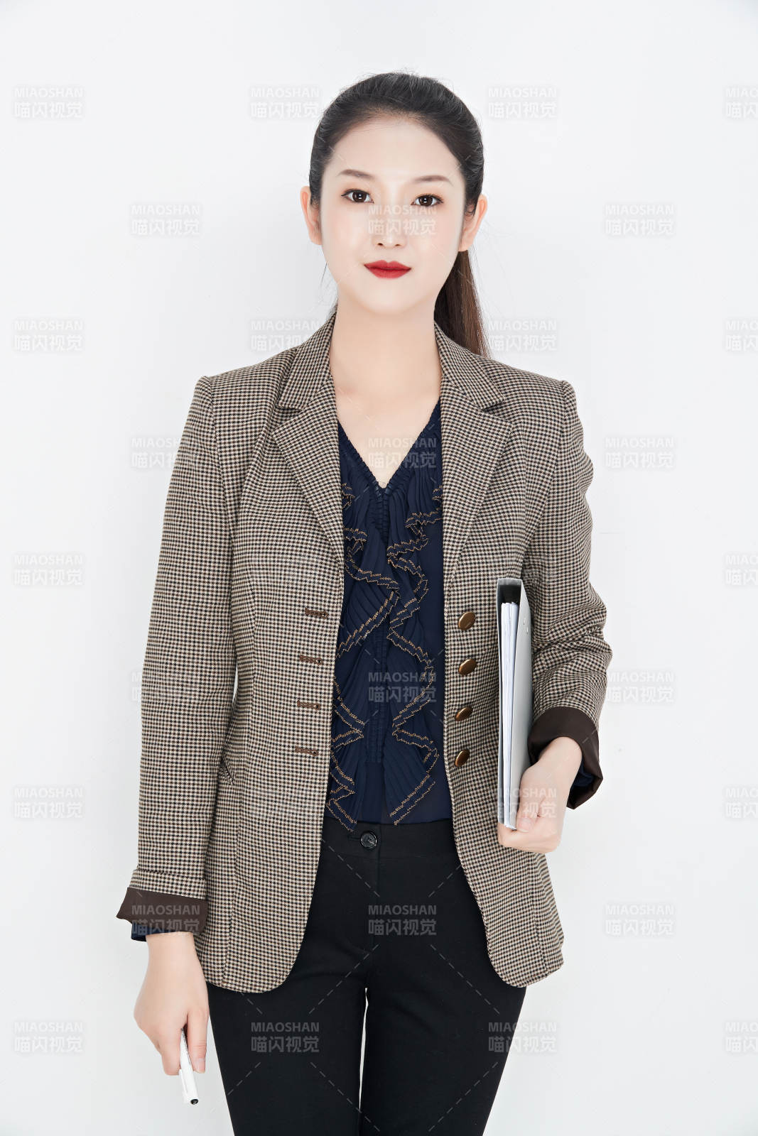 白色背景下的美丽商务女性肖像图片