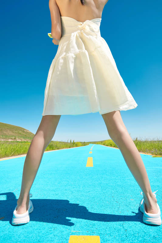 夏日户外湖边彩色公路上玩耍吃西瓜的少女图片