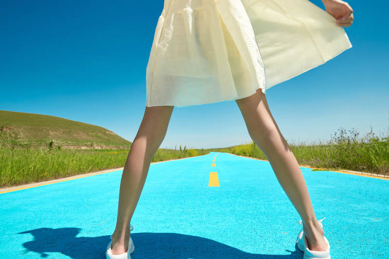 夏日户外湖边彩色公路上玩耍吃西瓜的少女图片