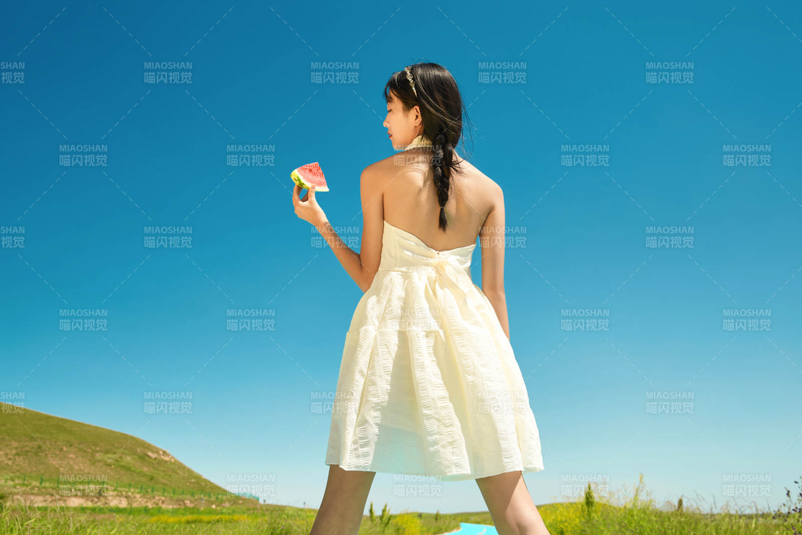 夏日户外湖边彩色公路上玩耍吃西瓜的少女图片