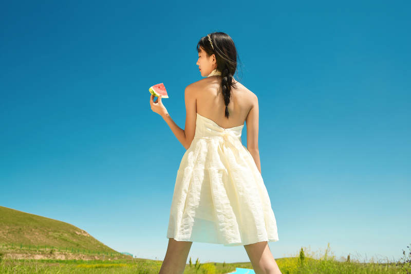 夏日户外湖边彩色公路上玩耍吃西瓜的少女图片