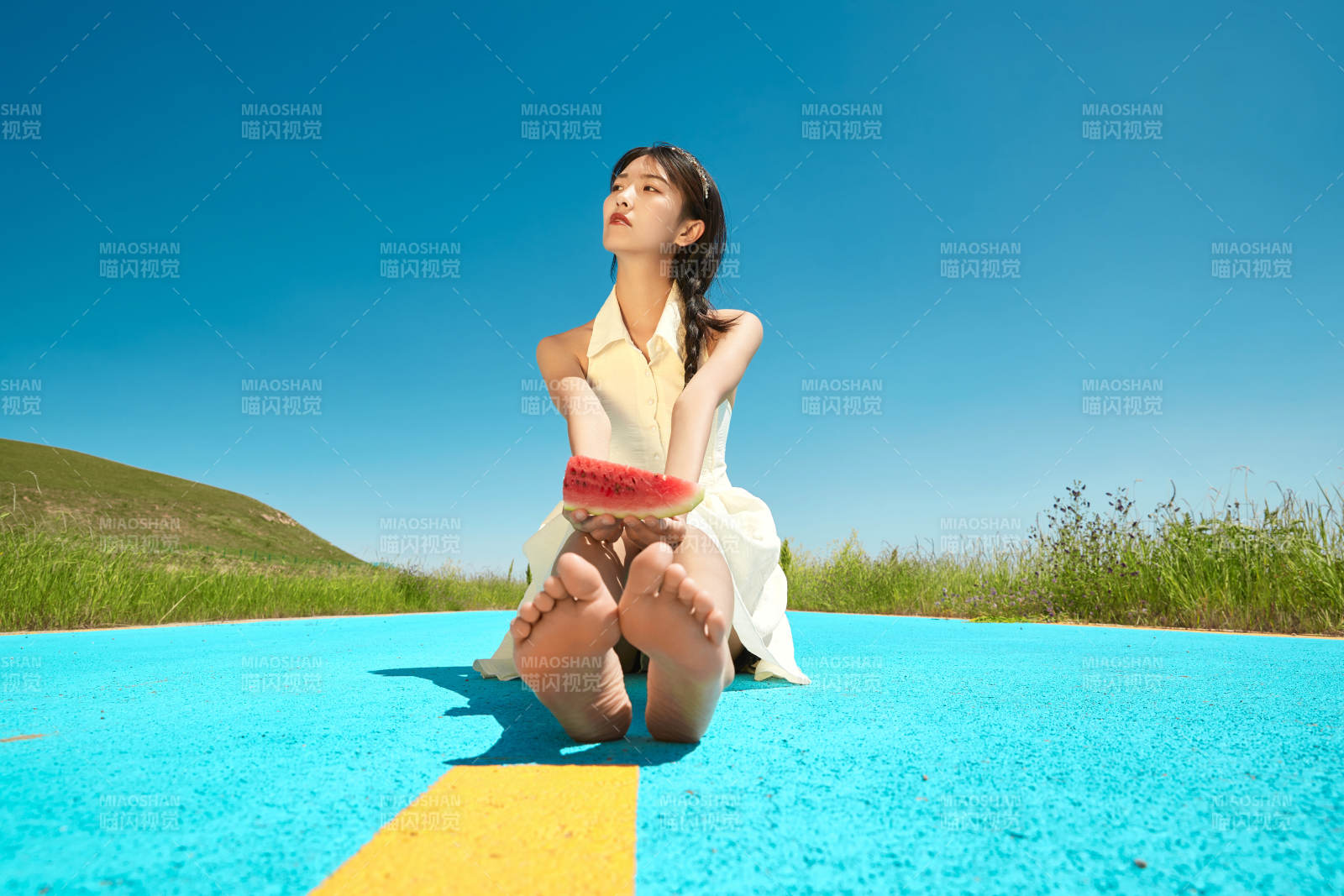 夏日户外湖边彩色公路上玩耍吃西瓜的少女图片