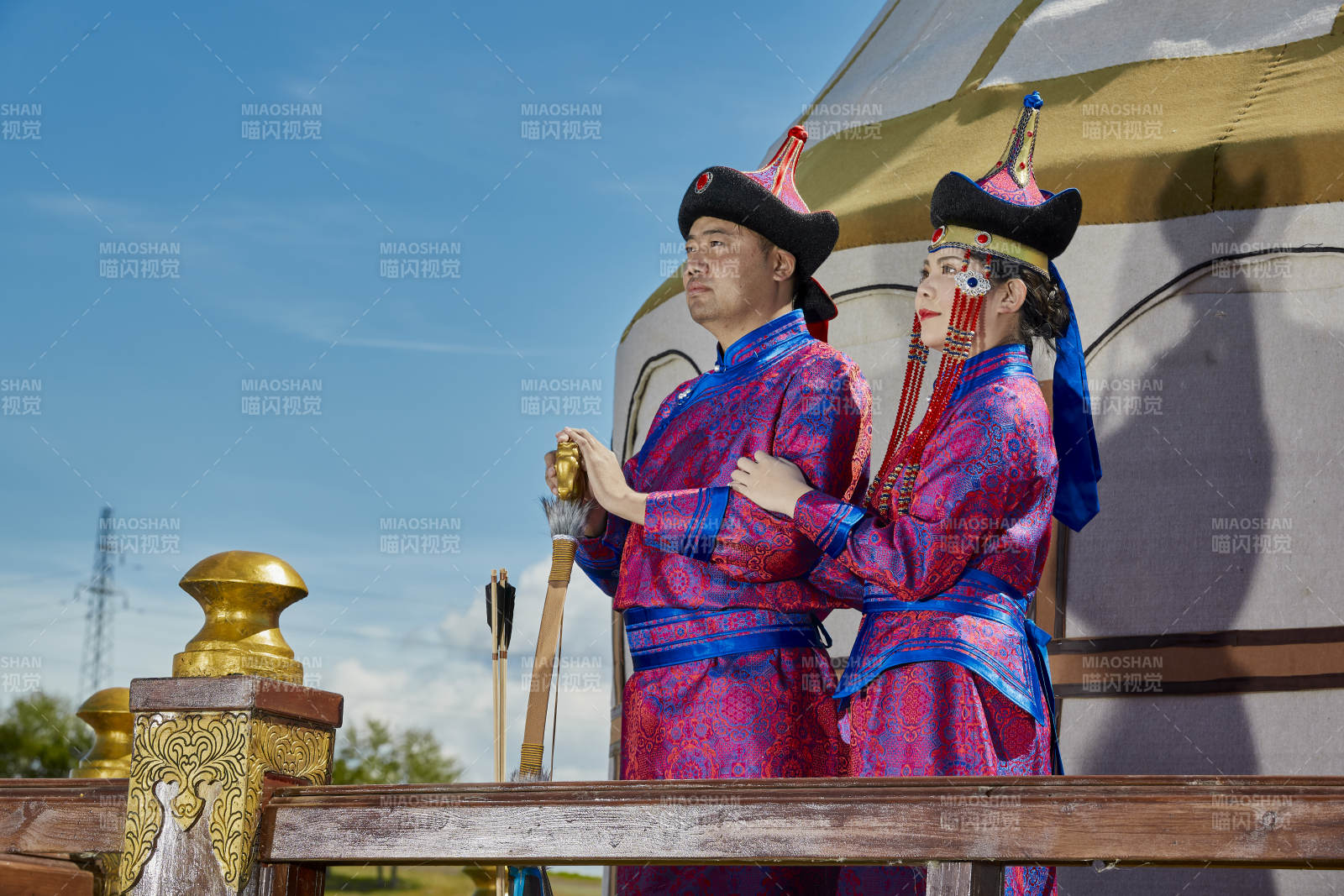 草原上蒙古包前穿蒙古族传统服饰的年轻夫妻图片