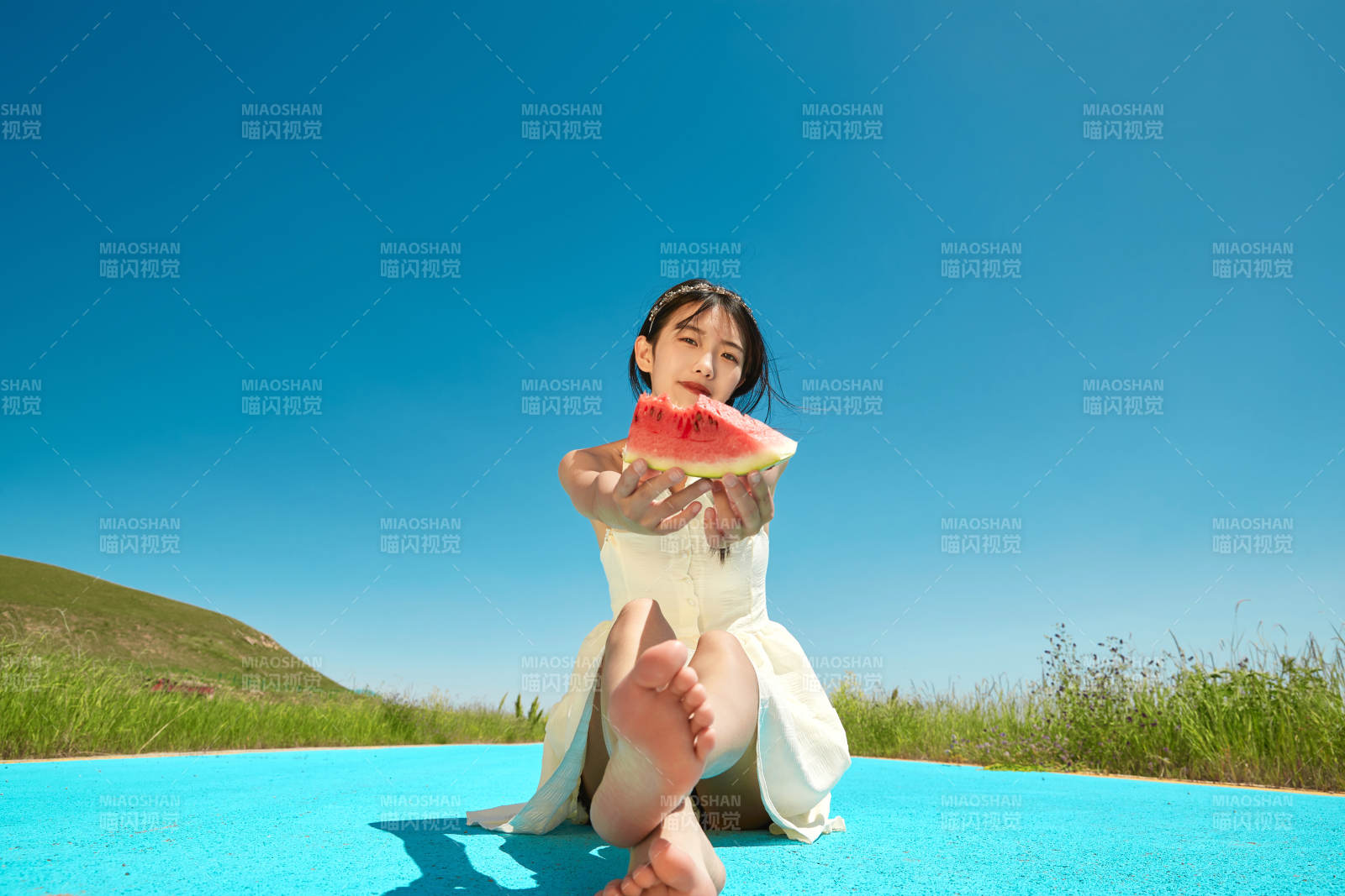 夏日户外湖边彩色公路上玩耍吃西瓜的少女图片