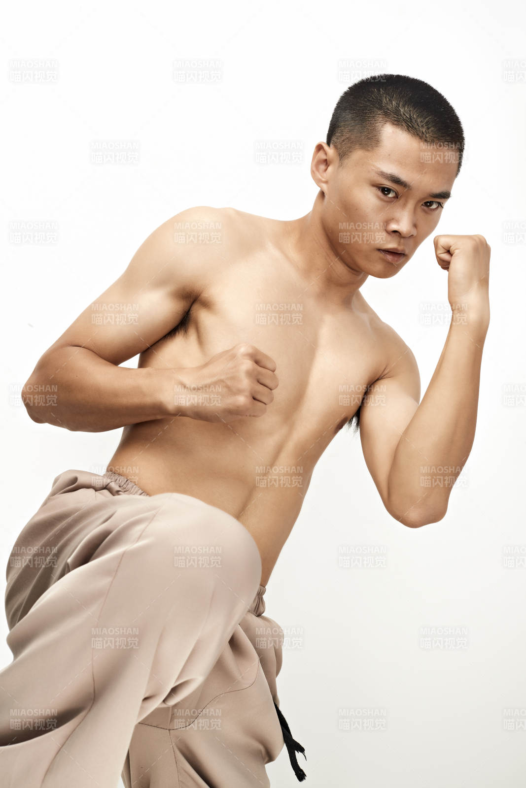 白色背景下演示自由搏击动作的亚洲功夫男性图片
