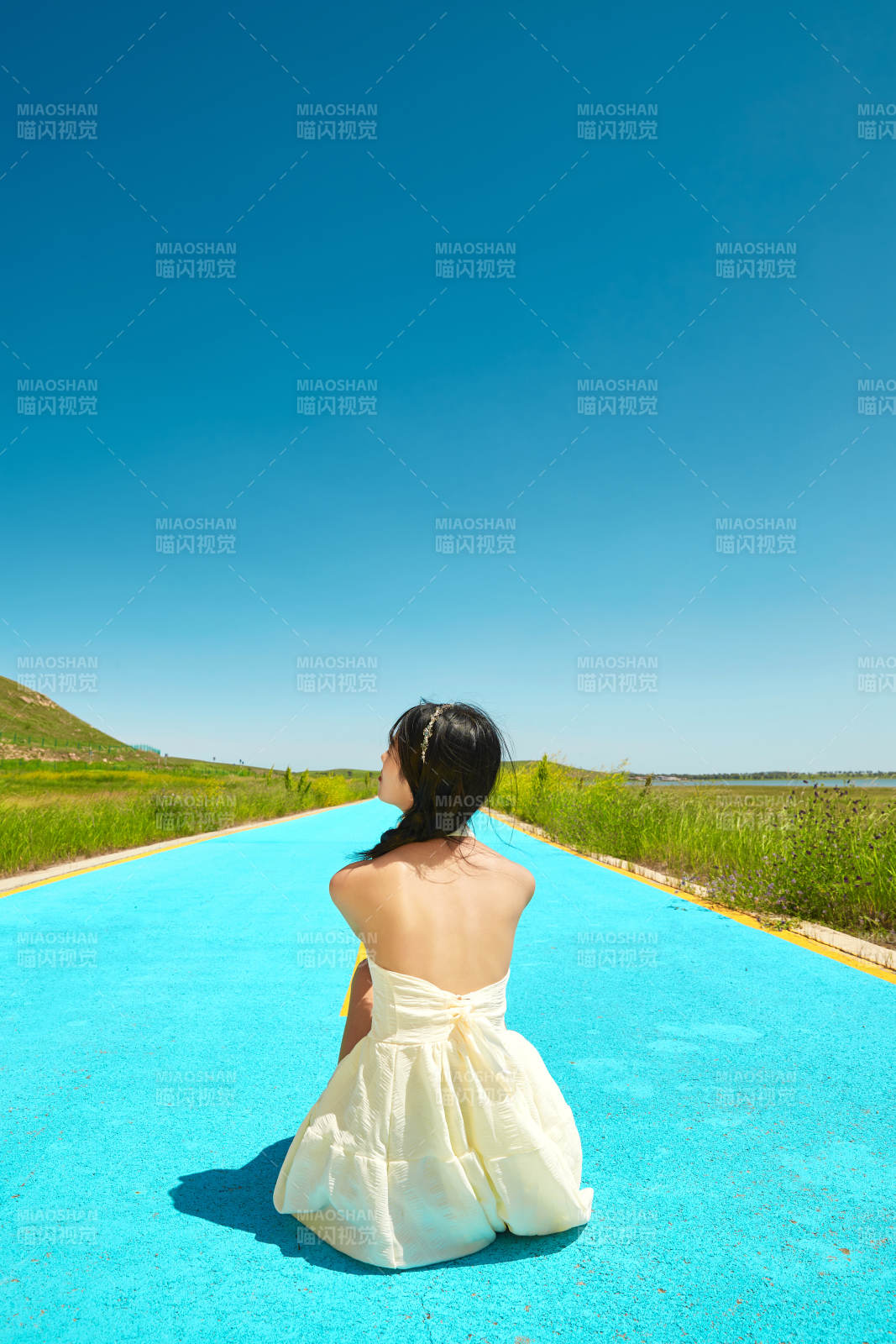 夏日户外湖边彩色公路上玩耍吃西瓜的少女图片